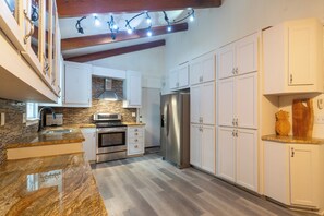 Micro-ondes, four, plaque de cuisson, lave-vaisselle