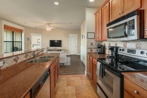 Frigorífic, microones, forn i placa de cuina 