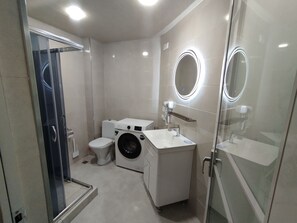 Hair dryer, towels, soap, toilet paper - Charming 1-bedroom apartment in wonderful Kutaisi with AC (Kutaisi)