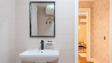 Serviettes fournies, savon, papier toilette