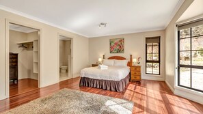 4 slaapkamers, een strijkplank/strijkijzer, wifi