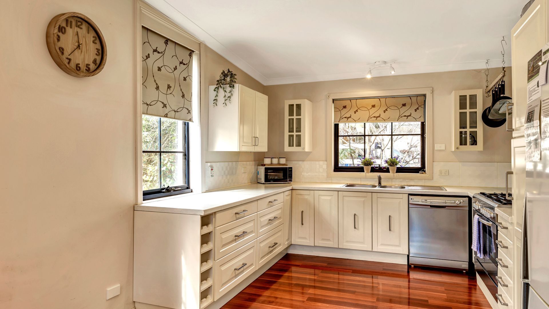 Frigorífico, microondas, horno y lavavajillas