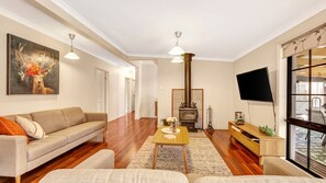 Télévision, cheminée, lecteur de DVD