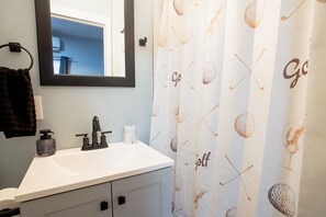 Regadera, toallas, jabón, papel de baño 