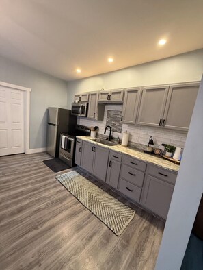 Microondas, horno, placa de cocina