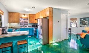 Kjøleskap, mikrobølgeovn, ovn og kokeplater