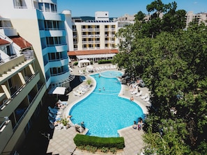 Seasonal outdoor pool, pool umbrellas, sun loungers