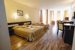 Chambre triple supérieure, balcon | Accès au Wi-Fi (inclus), literie fournie