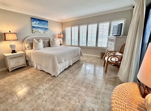 2 habitaciones, escritorio y tabla de planchar con plancha