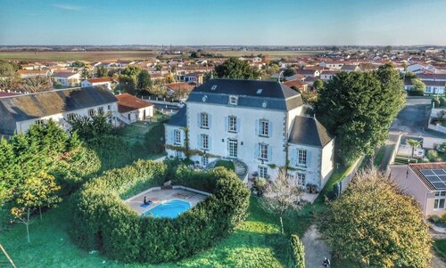 Vaste maison de maitre 8/9 chambres avec piscine proche plages