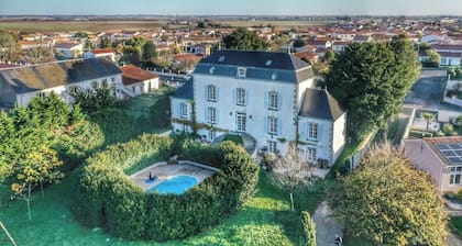 Vast 8/9 bedroom maison de maitre with swimming pool near beaches