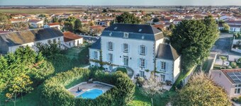 Vast 8/9 bedroom maison de maitre with swimming pool near beaches