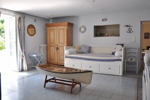 9 habitaciones, tabla de planchar con plancha y acceso a internet