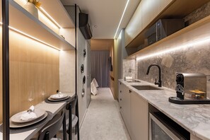 Deluxe Apartment, Lanai, City View | Private kitchen