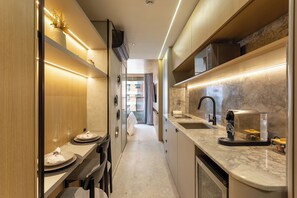 Deluxe Apartment, Lanai, City View | Private kitchen