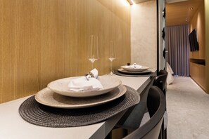 Deluxe Apartment, Lanai, City View | Private kitchen