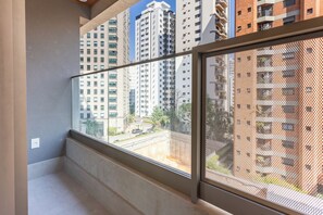 Apartamento luxo, varanda coberta, vista para a cidade | Vista para a cidade