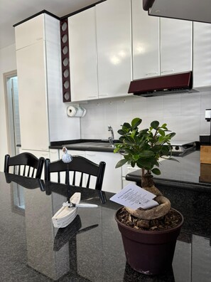 Een microgolfoven, een oven, een kookplaat