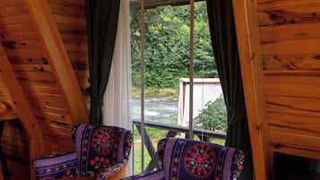 Bungalow familiar, vista al río | Ropa de cama de alta calidad, minibar, escritorio y insonorización