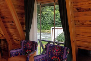 Bungalow familiar, vistas al río | Ropa de cama de alta calidad, minibar, escritorio