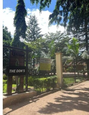 المنطقة المحيطة بالمنشأة