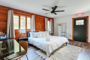 Studio, Roll-in Shower, Pets Allowed | In-room safe, desk, laptop workspace, free WiFi