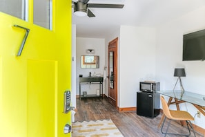 Studio, 1 King Bed | In-room safe, desk, laptop workspace, free WiFi