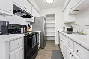 Geladeira, micro-ondas, fogão, cooktop