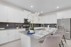 Fridge, microwave, oven, stovetop - 6 Bedrooms/ 5 Bathrooms/ Champions Gate (9223SH) (Davenport)