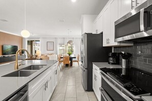 Wasserkocher mit Kaffee-/Teezubehör, Kühlschrank, Mikrowelle, Ofen