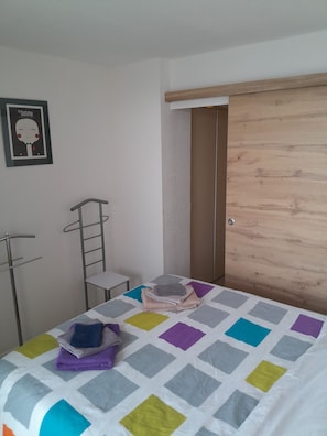 3 habitaciones, tabla de planchar con plancha, wifi y ropa de cama 