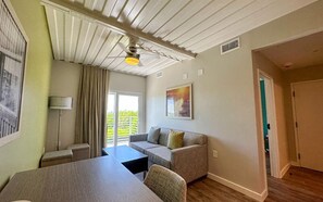 Suite, 1 Queen-Bett und Schlafsofa, Nichtraucher, Balkon | Wohnbereich