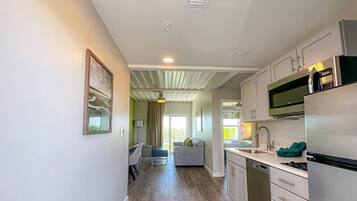 Suite, 1 grand lit et 1 canapé-lit, non-fumeur, balcon | Cuisine privée