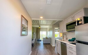 Suite, 1 queensize bed met slaapbank, niet-roken, balkon | Privékeuken | Een koelkast met diepvriezer, een microgolfoven, een kookplaat