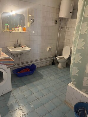 حوض استحمام بنظام ضخ المياه، مناشف، صابون، ورق حمّام