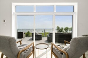 Smart TV, chimenea, futbolito y libros