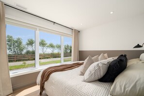 5 bedrooms, desk, iron/ironing board, travel crib - Spectacular Saint Lawrence River Views (Petite-Rivière-Saint-François)