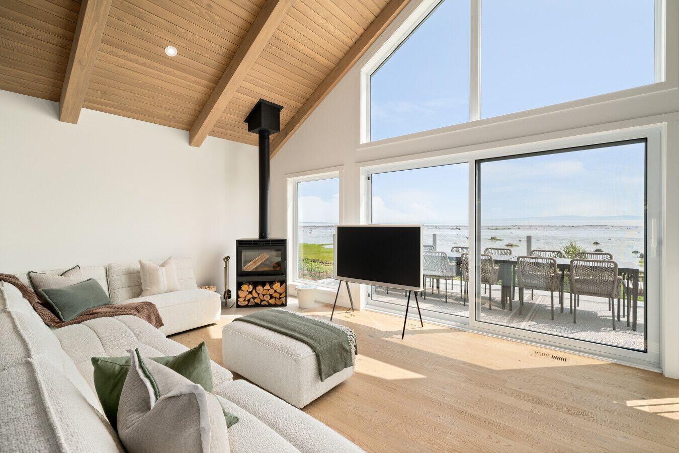 TV connectée, cheminée, baby-foot, livres