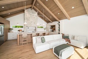 تلفزيون ذكي، مدفأة، كرة قدم الطاولة، كُتُب