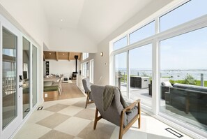 Smart TV, chimenea, futbolito y libros