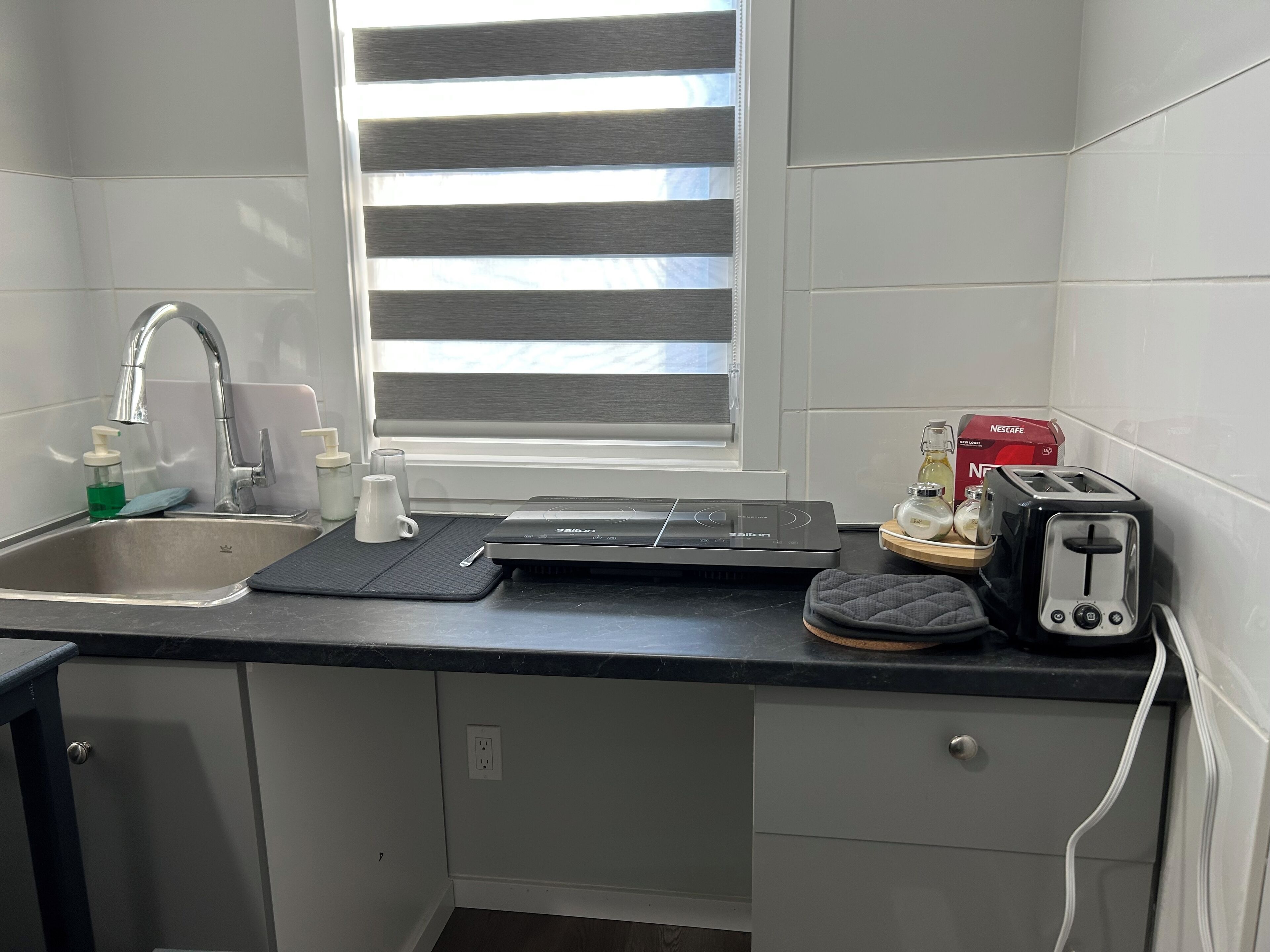 Réfrigérateur, micro-ondes, four, plaque de cuisson