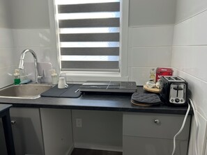 Een koelkast, een microgolfoven, een oven, een kookplaat