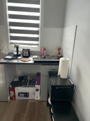 Refrigerador, microondas, parrilla de estufa y cafetera y tetera