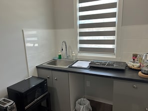 Réfrigérateur, micro-ondes, plaque de cuisson, cafetière/bouilloire