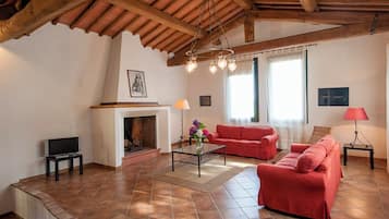 Deluxe-Apartment, 1 Queen-Bett und Schlafsofa, Haustiere gestattet, Gartenblick | Wohnbereich | Kinderspielzeug