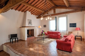 Deluxe Apartment, 1 Queen Bed with Sofa bed, Pets allowed, Garden View | Living area