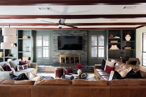 Smart TV, fireplace, video games, table football - 6BR Sleeps 22 - Pickleball, Pool, Games, Karaoke - Perfect for Large Groups! (Bryan)