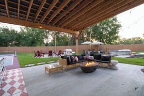 Outdoor dining - 6BR Sleeps 22 - Pickleball, Pool, Games, Karaoke - Perfect for Large Groups! (Bryan)