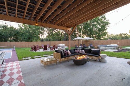 6BR Sleeps 22 - Pickleball, Pool, Games, Karaoke - Perfect for Large Groups!