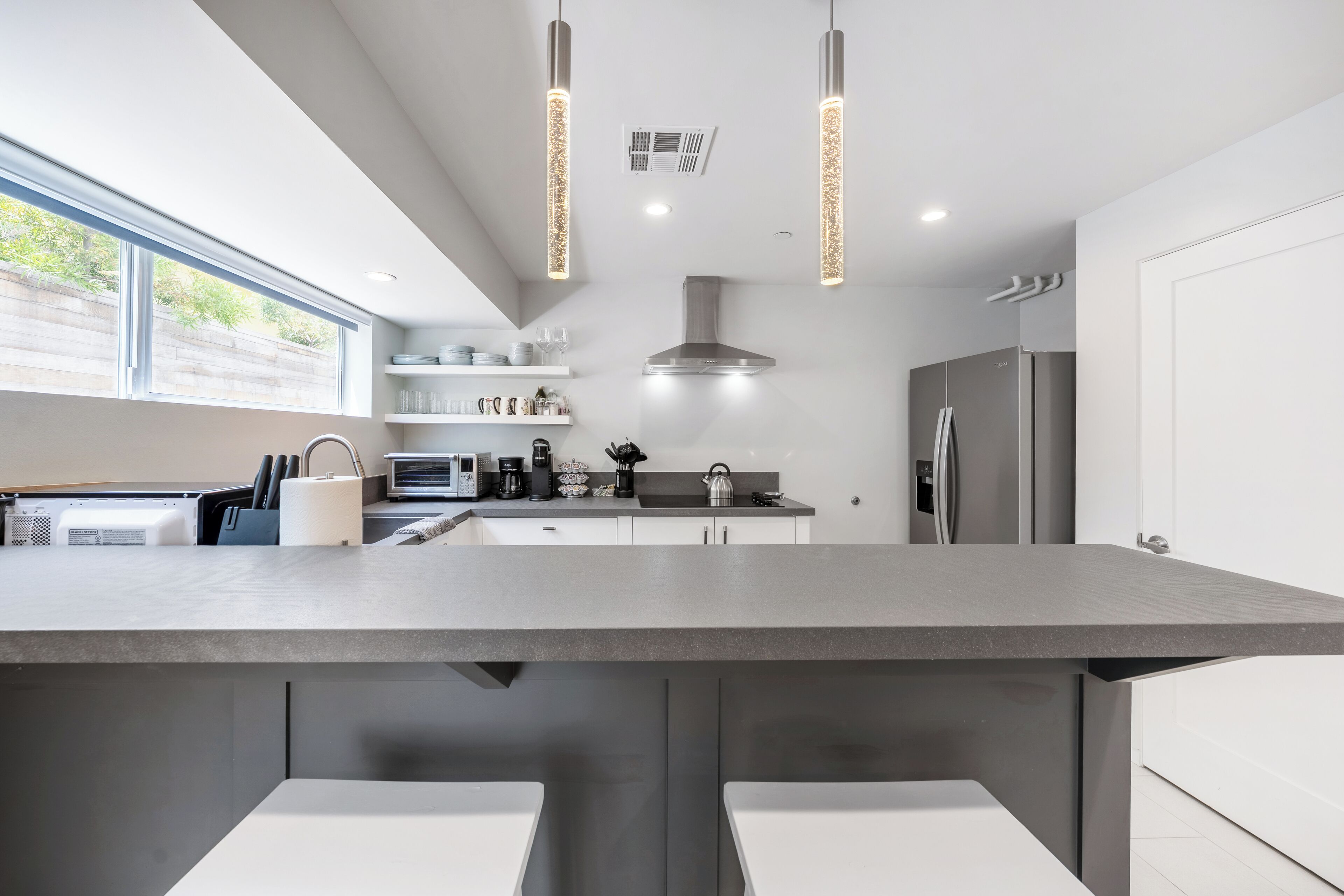 Jääkaappi, mikroaaltouuni, uuni, liesi